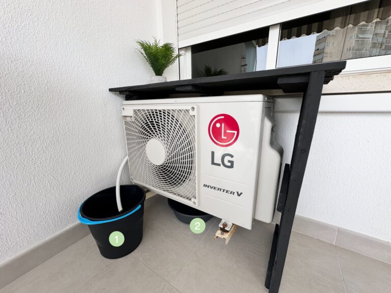 Buitenunit van de airconditioning op het balkon