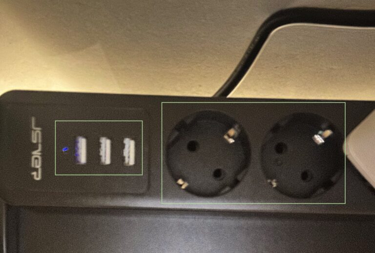 Stekkerdoos met USB-poorten en twee stopcontacten