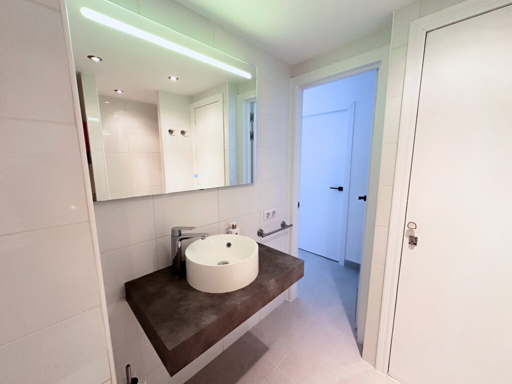 Vernieuwde badkamer met waskom en verlichte spiegel