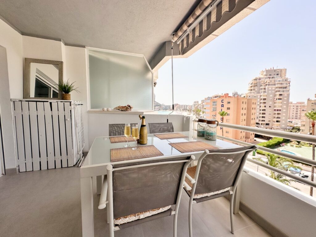 Gedekte tafel op het balkon met zonnescherm, eerste lijn in Calpe