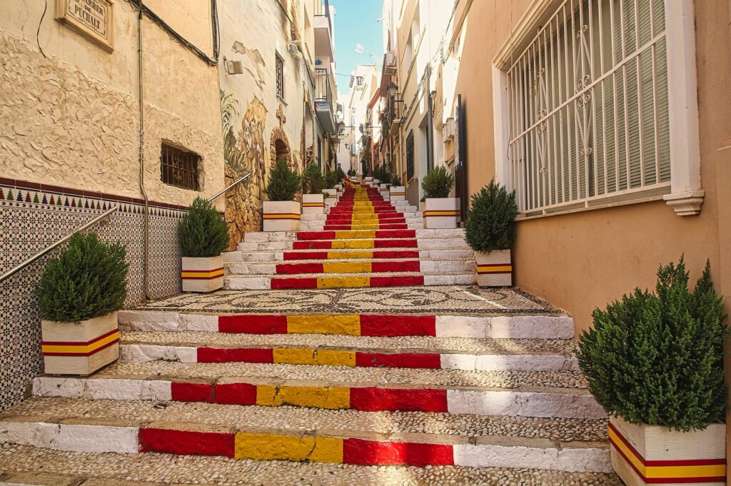 Trappen in de kleuren van de Spaanse vlag in het oude centrum van Calpe